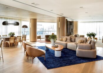 A sala de estar deste apartamento assinado pela arquiteta Denise Barretto ficou no ponto central da área social, onde todos ambientes – jantar, varanda, home theater e área gourmet – se encontram | Foto: Rômulo Fialdini