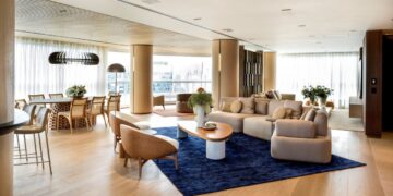 A sala de estar deste apartamento assinado pela arquiteta Denise Barretto ficou no ponto central da área social, onde todos ambientes – jantar, varanda, home theater e área gourmet – se encontram | Foto: Rômulo Fialdini
