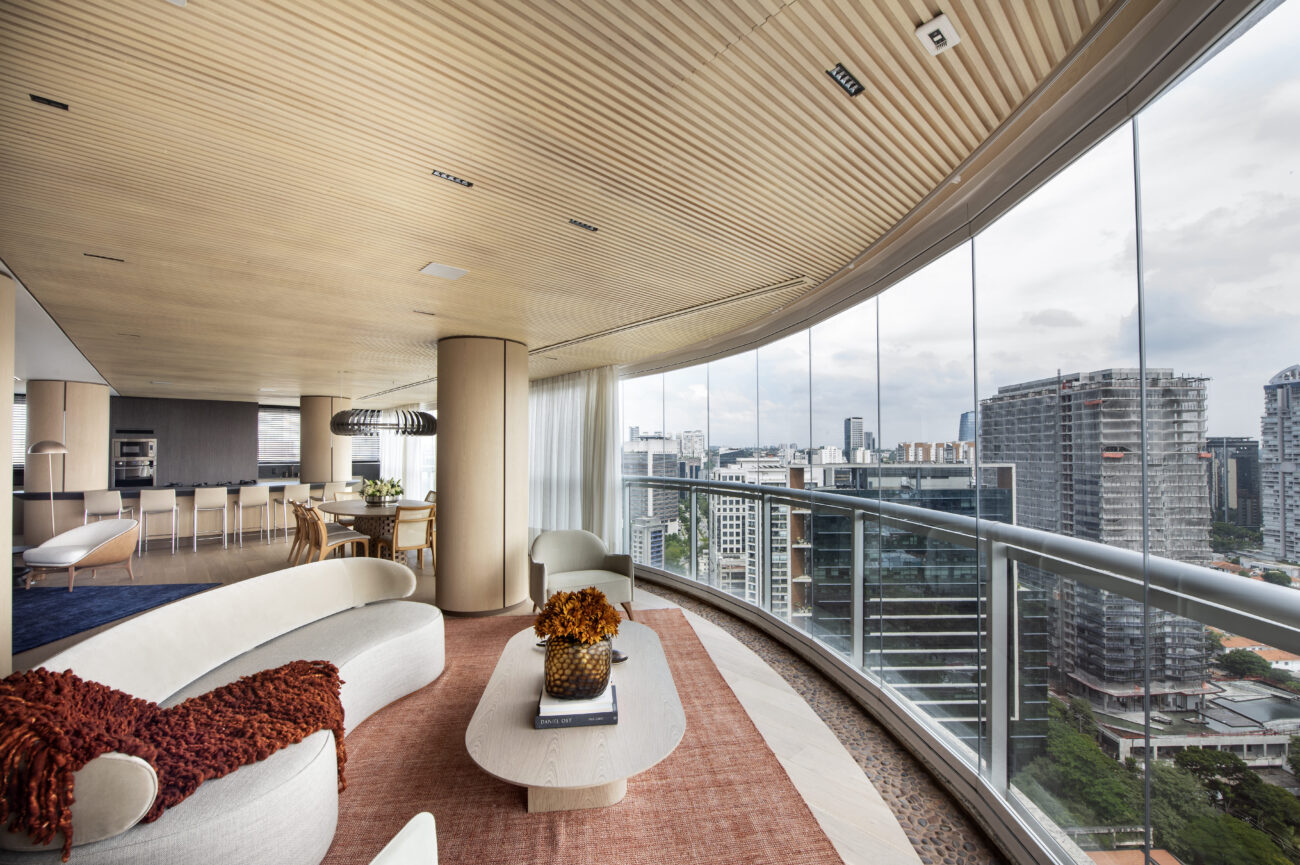 A vida ao redor da ilha: apartamento de planta curva com interiores acolhedores e integrados traduz nova fase de vida dos proprietários