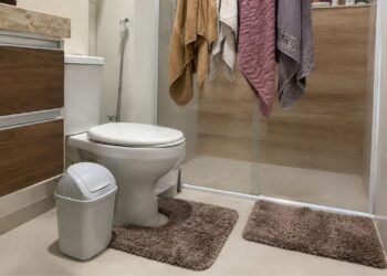 Estética do banheiro: 4 detalhes do dia a dia que sabotam a decoração
