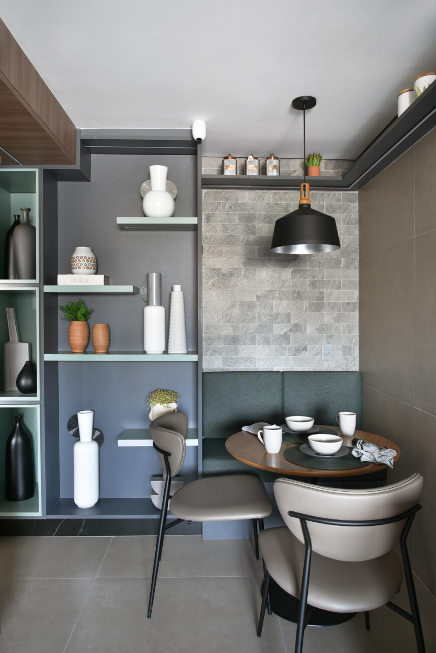 A escada virou gaveta, o ripado escondeu o lavabo e o espaço embaixo da escada virou cristaleira: tudo no mesmo apartamento!
