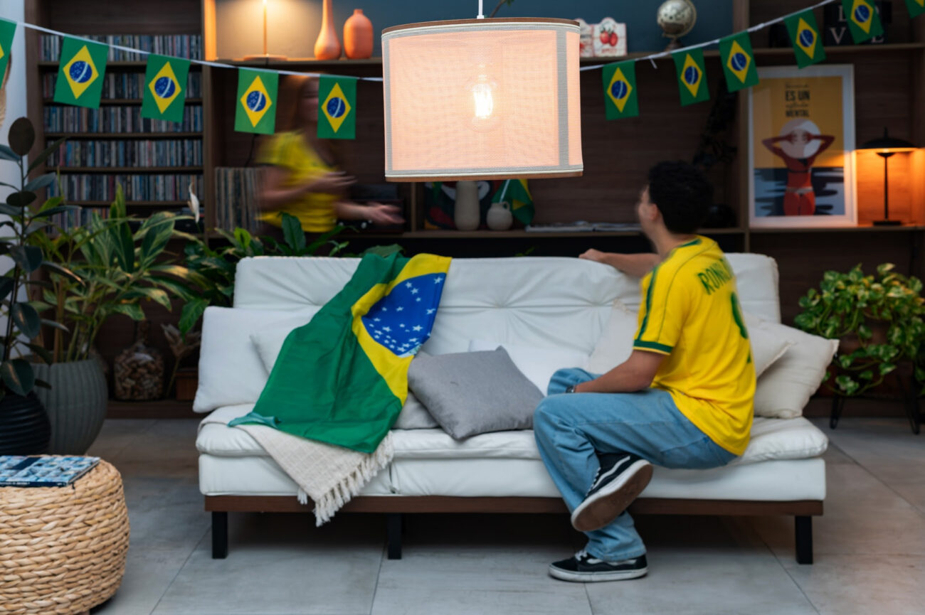 Iluminação e décor para os jogos do Brasil: como preparar a sala de TV sem forçar a visão e sem exagerar no verde-amarelo
