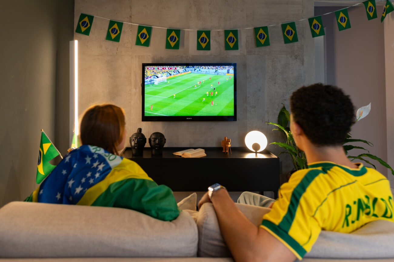 Iluminação e décor para os jogos do Brasil: como preparar a sala de TV sem forçar a visão e sem exagerar no verde-amarelo
