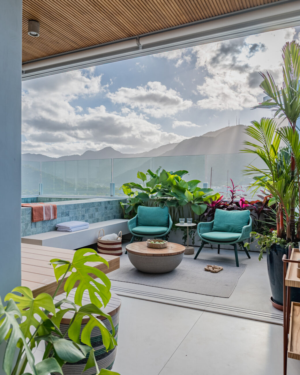 Cobertura duplex na Lagoa ganha integração, muxarabi e área gourmet reformada em 106 m²