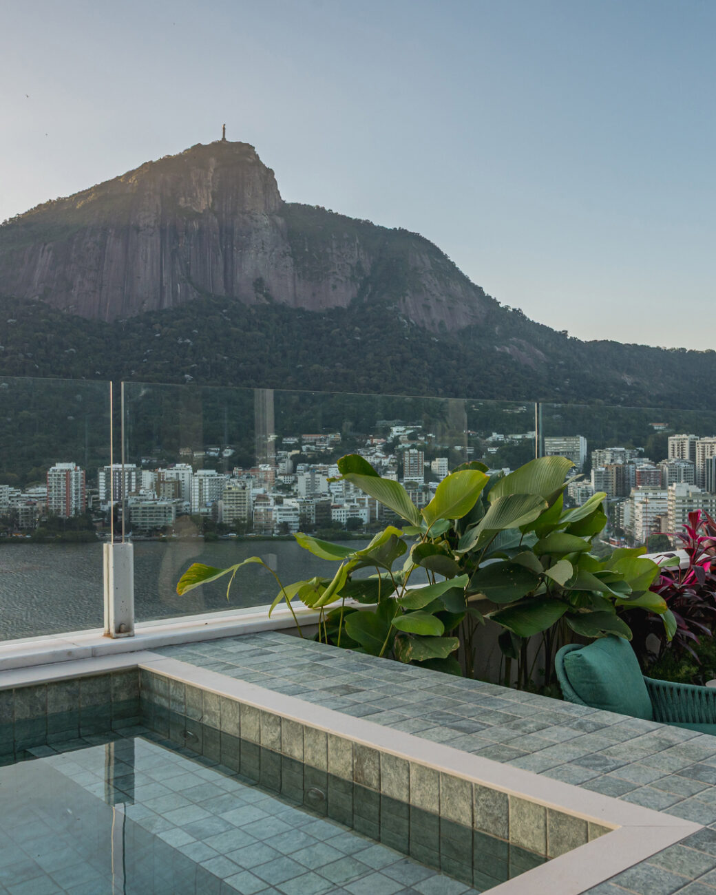 Cobertura duplex na Lagoa ganha integração, muxarabi e área gourmet reformada em 106 m²