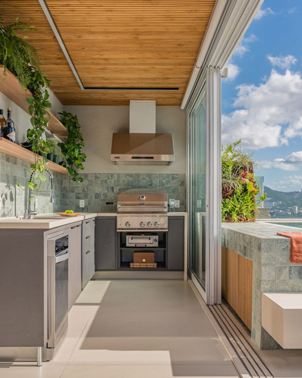 Cobertura duplex na Lagoa ganha integração, muxarabi e área gourmet reformada em 106 m²