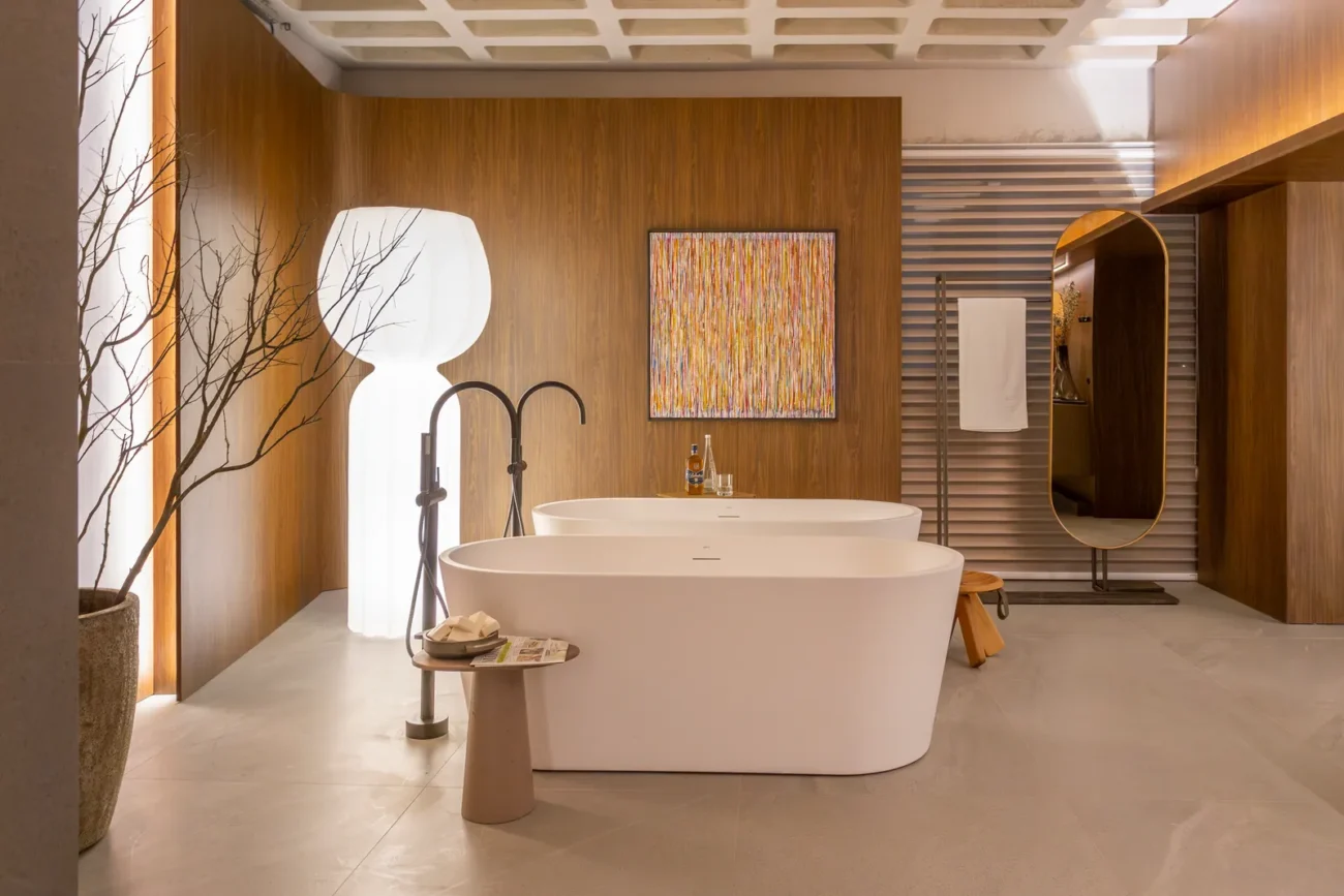 Loft de 215 m² na CASACOR Balneário Camboriú escolheu tons escuros onde outros projetos colocariam branco e o resultado muda a lógica do banheiro contemporâneo