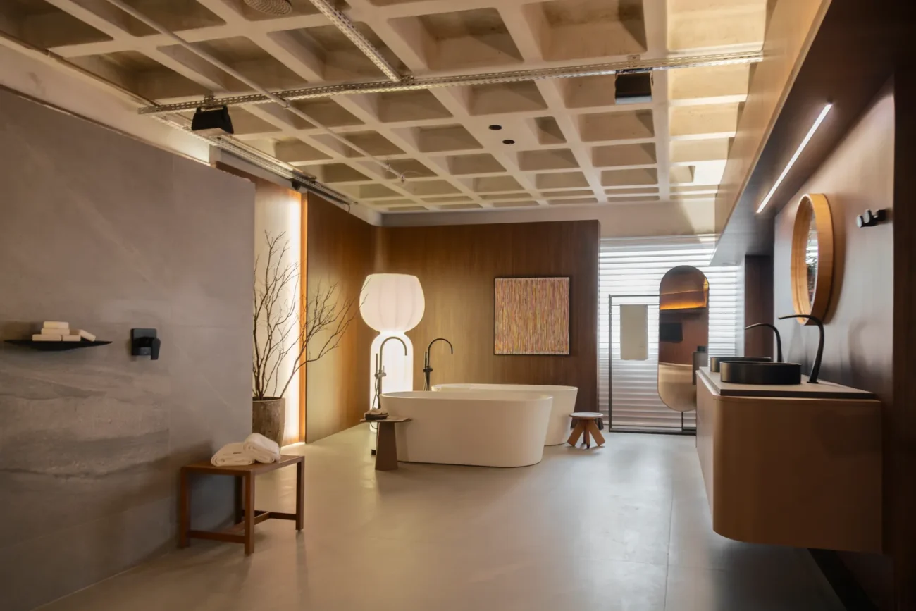 Loft de 215 m² na CASACOR Balneário Camboriú escolheu tons escuros onde outros projetos colocariam branco e o resultado muda a lógica do banheiro contemporâneo