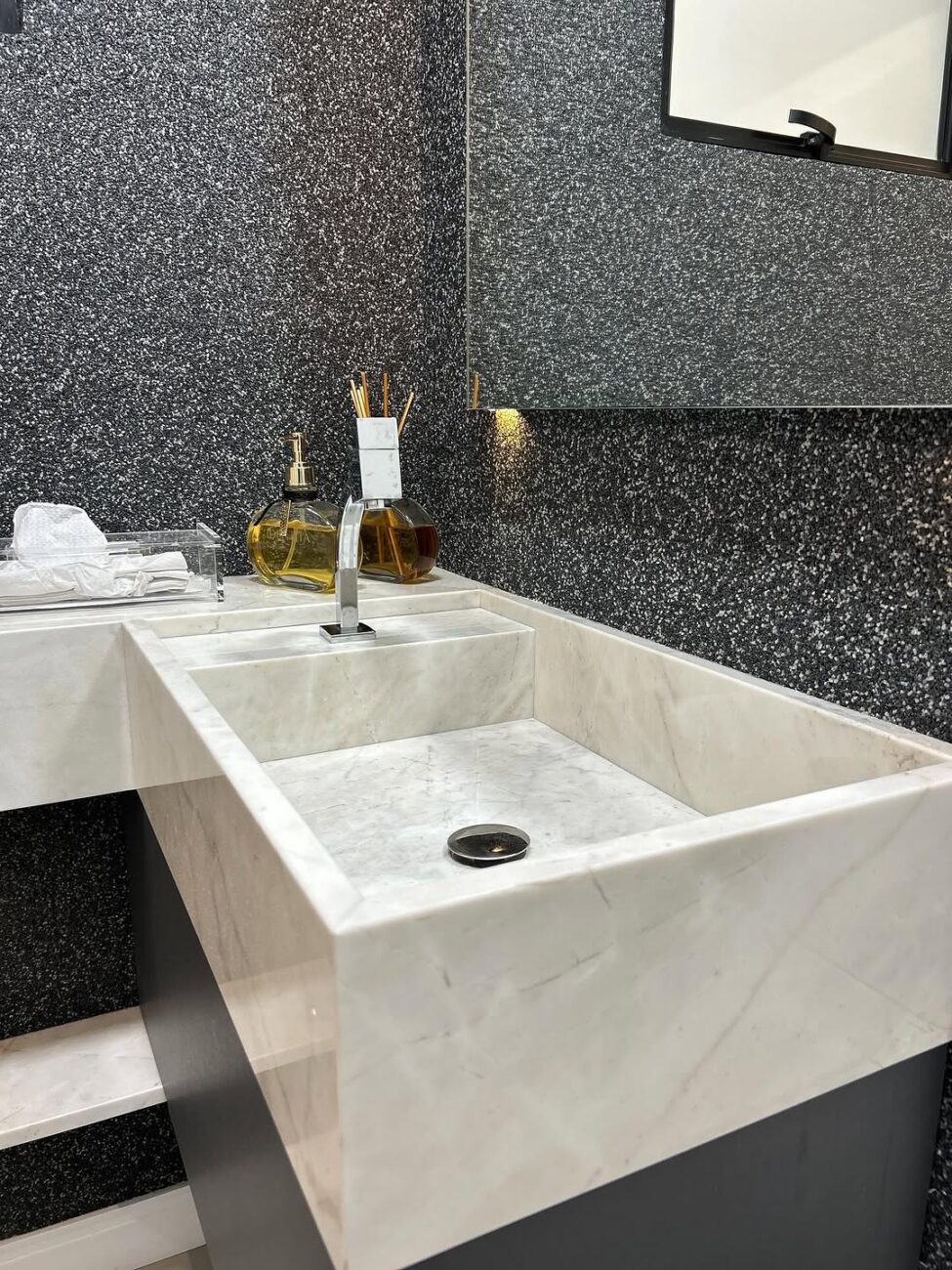 O arquiteto Marcos Vinícius revela os materiais que parecem sofisticados, mas trazem dor de cabeça no dia a dia do banheiro