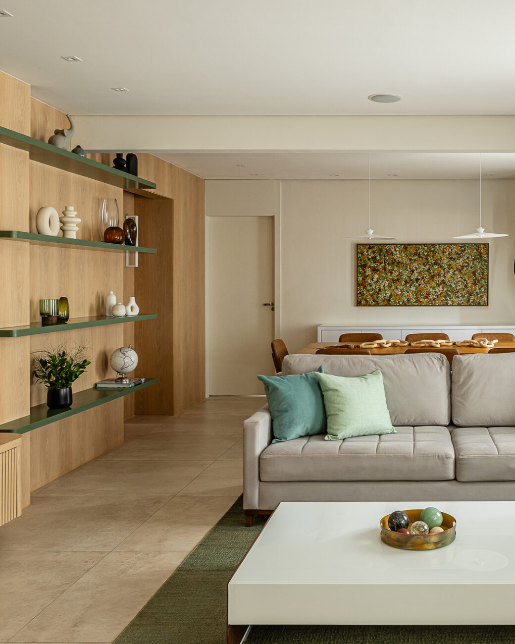 Apartamento compacto de 31 m² ganha identidade sofisticada com painel de madeira e toques de cor