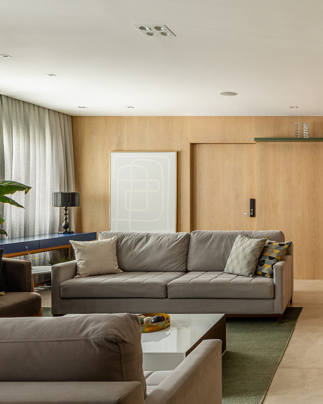 Apartamento compacto de 31 m² ganha identidade sofisticada com painel de madeira e toques de cor