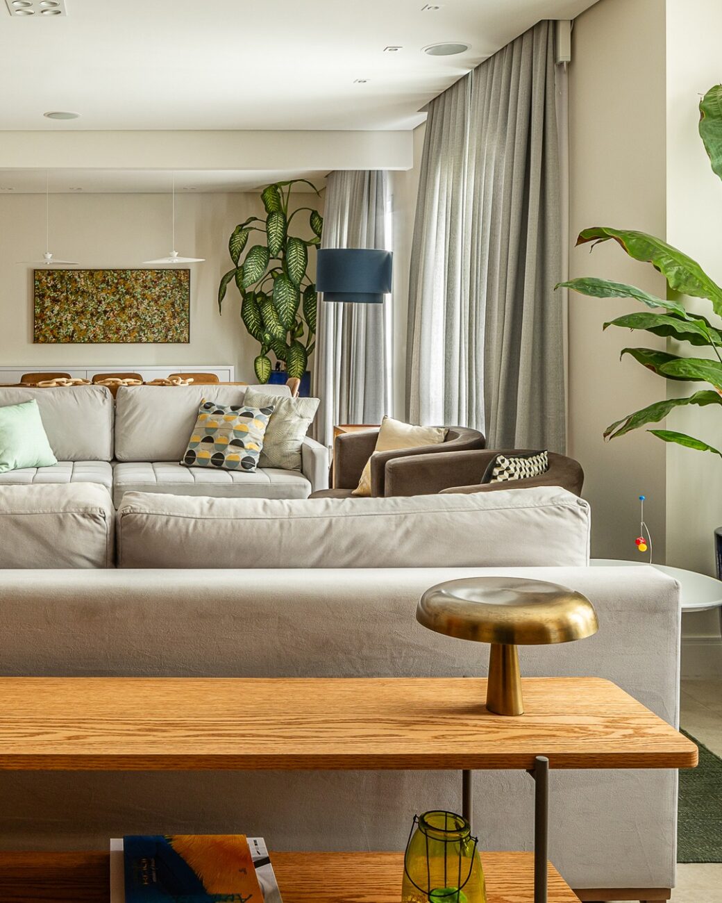 Apartamento compacto de 31 m² ganha identidade sofisticada com painel de madeira e toques de cor