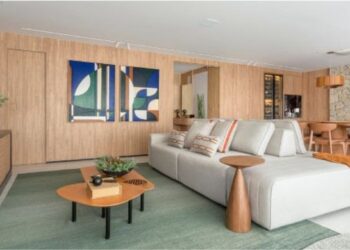 Sofá com crianças e pet em casa: por que arquitetos pararam de recomendar tecido escuro