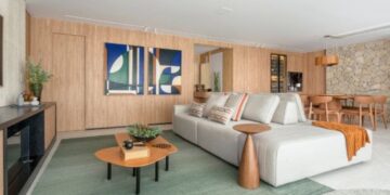 Sofá com crianças e pet em casa: por que arquitetos pararam de recomendar tecido escuro