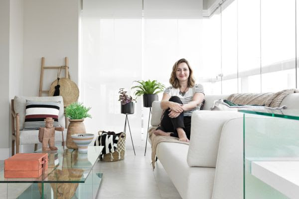 Sofá com crianças e pet em casa: por que arquitetos pararam de recomendar tecido escuro