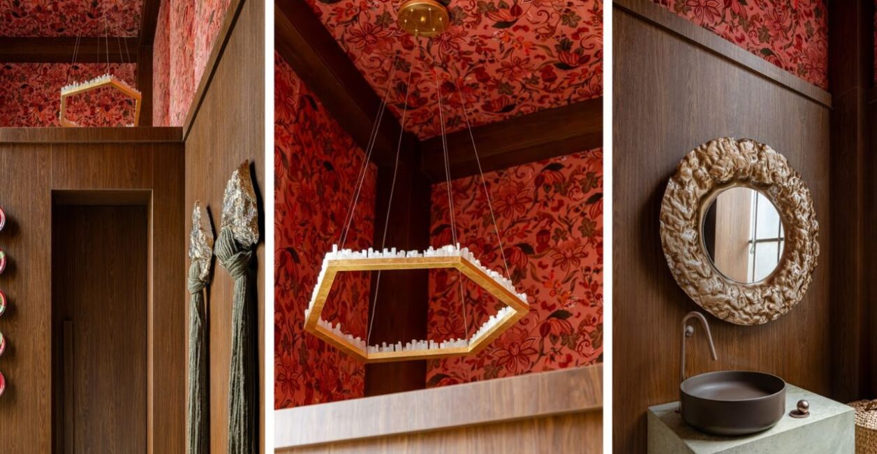 Nos lavabos, um dos destaques é o veludo em tom rosa queimado, aplicado em parte das paredes e do teto. As estampas, inspiradas na flora e nos costumes da América Latina, reforçam a atmosfera envolvente | Projeto de Lucas Carrara, tecido da Casa Versátil, estamparia de Maria Clara Ferrez e fotos de Felipe Cuine