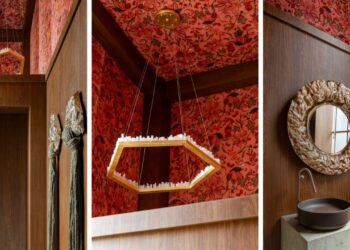 Nos lavabos, um dos destaques é o veludo em tom rosa queimado, aplicado em parte das paredes e do teto. As estampas, inspiradas na flora e nos costumes da América Latina, reforçam a atmosfera envolvente | Projeto de Lucas Carrara, tecido da Casa Versátil, estamparia de Maria Clara Ferrez e fotos de Felipe Cuine