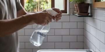 Vinagre para ervas daninhas: resolvi testar o método que vi na internet e o resultado chegou antes do que eu esperava