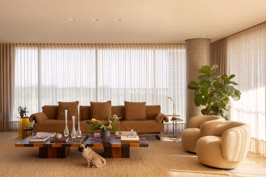 Apartamento de 256 m² foi desenhado pela própria moradora para caber o marido, a cachorra e a história da família
