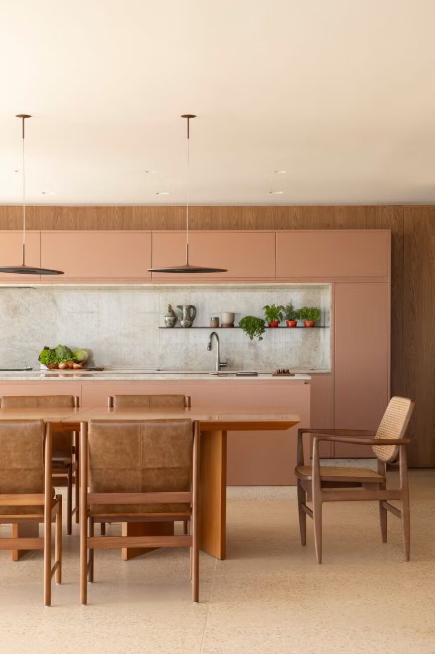 Apartamento de 256 m² foi desenhado pela própria moradora para caber o marido, a cachorra e a história da família