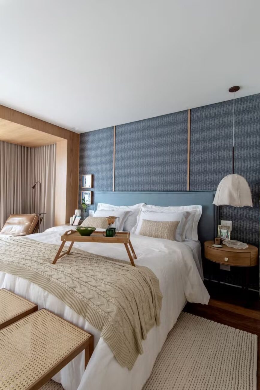 Apartamento de 256 m² foi desenhado pela própria moradora para caber o marido, a cachorra e a história da família