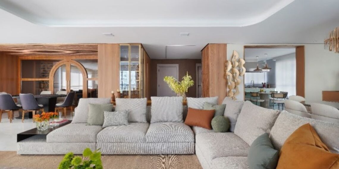 Com um layout totalmente novo, pelas mãos da arquiteta Rosangela Pena, o apartamento de 320 m² passou por processo de modernização que destacou o apreço do casal em ser anfitrião ao recepcionar familiares e amigos | Foto: Sidney Doll
