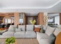 Com um layout totalmente novo, pelas mãos da arquiteta Rosangela Pena, o apartamento de 320 m² passou por processo de modernização que destacou o apreço do casal em ser anfitrião ao recepcionar familiares e amigos | Foto: Sidney Doll