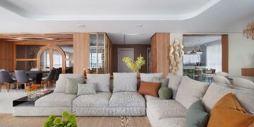 Com um layout totalmente novo, pelas mãos da arquiteta Rosangela Pena, o apartamento de 320 m² passou por processo de modernização que destacou o apreço do casal em ser anfitrião ao recepcionar familiares e amigos | Foto: Sidney Doll