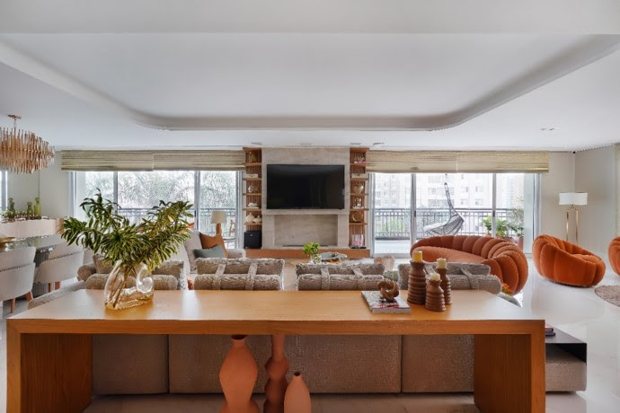 Apartamento de 320m² passa por sua primeira reforma em quase 2 décadas e encanta com adega Walk-in e integração entre na área social