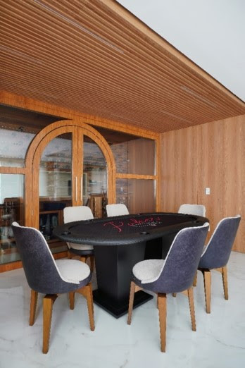 Apartamento de 320m² passa por sua primeira reforma em quase 2 décadas e encanta com adega Walk-in e integração entre na área social
