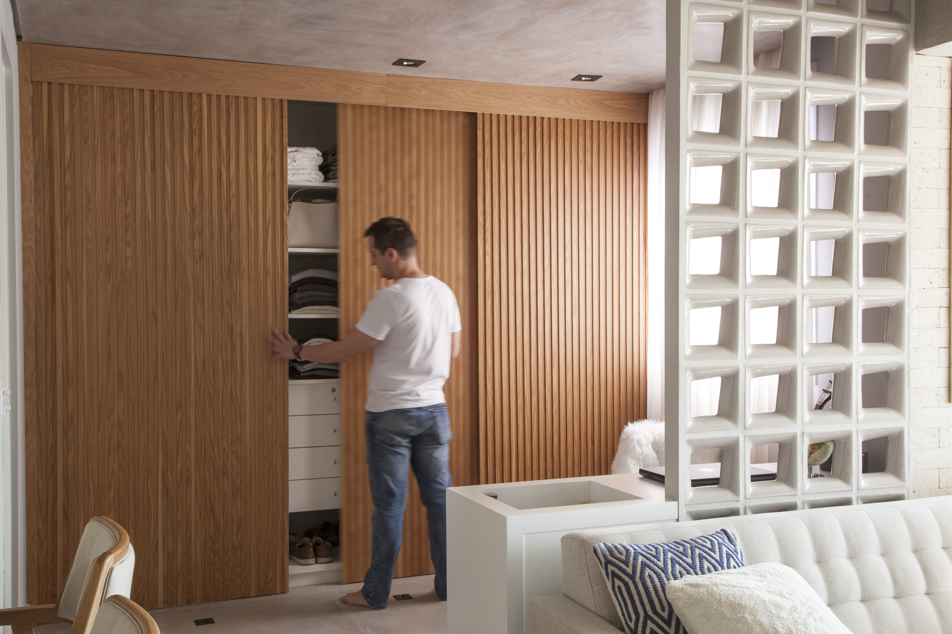 Antes de decorar o apartamento novo, teste as tomadas com o carregador do celular