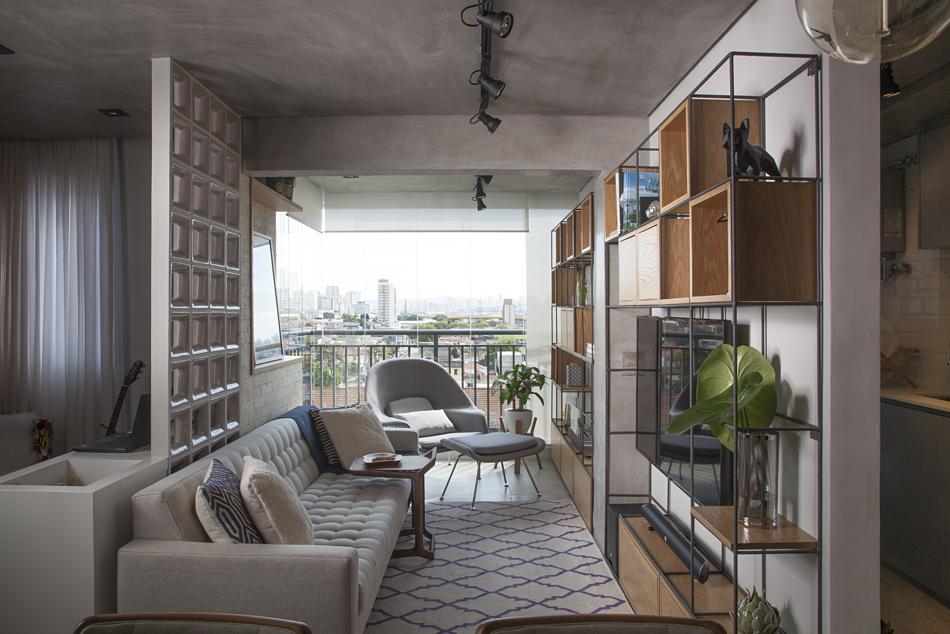 Antes de decorar o apartamento novo, teste as tomadas com o carregador do celular