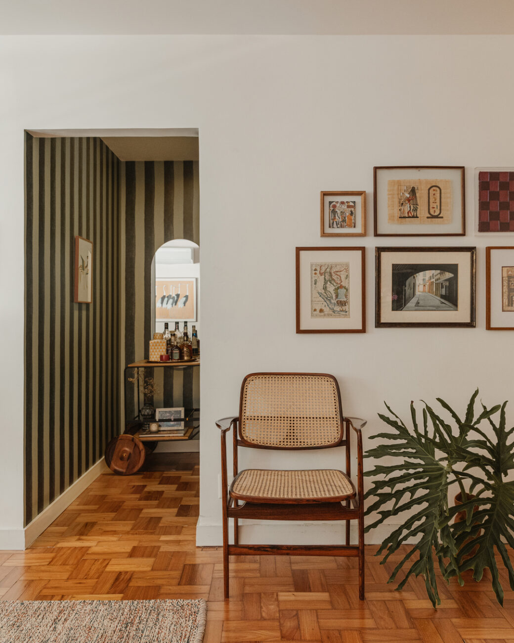 Apartamento no Leblon transforma pilar estrutural em assinatura de decoração após reforma pontual