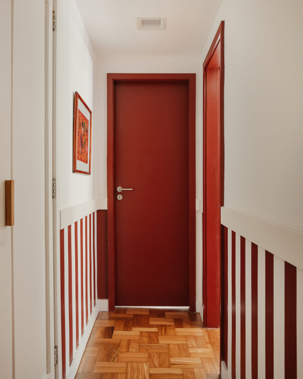 Apartamento no Leblon transforma pilar estrutural em assinatura de decoração após reforma pontual