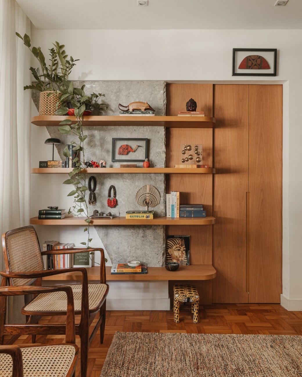 Apartamento no Leblon transforma pilar estrutural em assinatura de decoração após reforma pontual