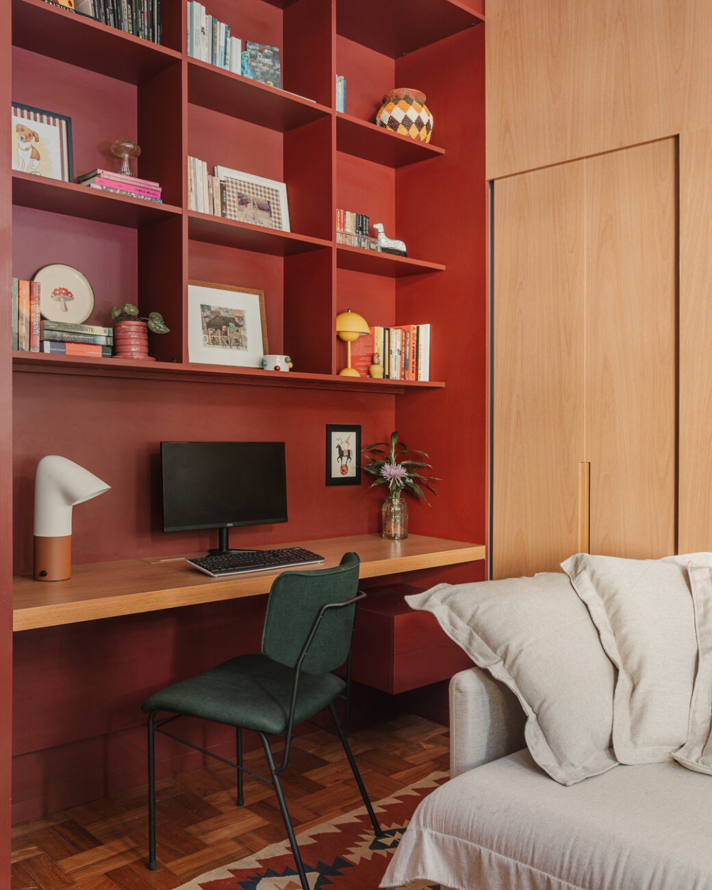 Apartamento no Leblon transforma pilar estrutural em assinatura de decoração após reforma pontual