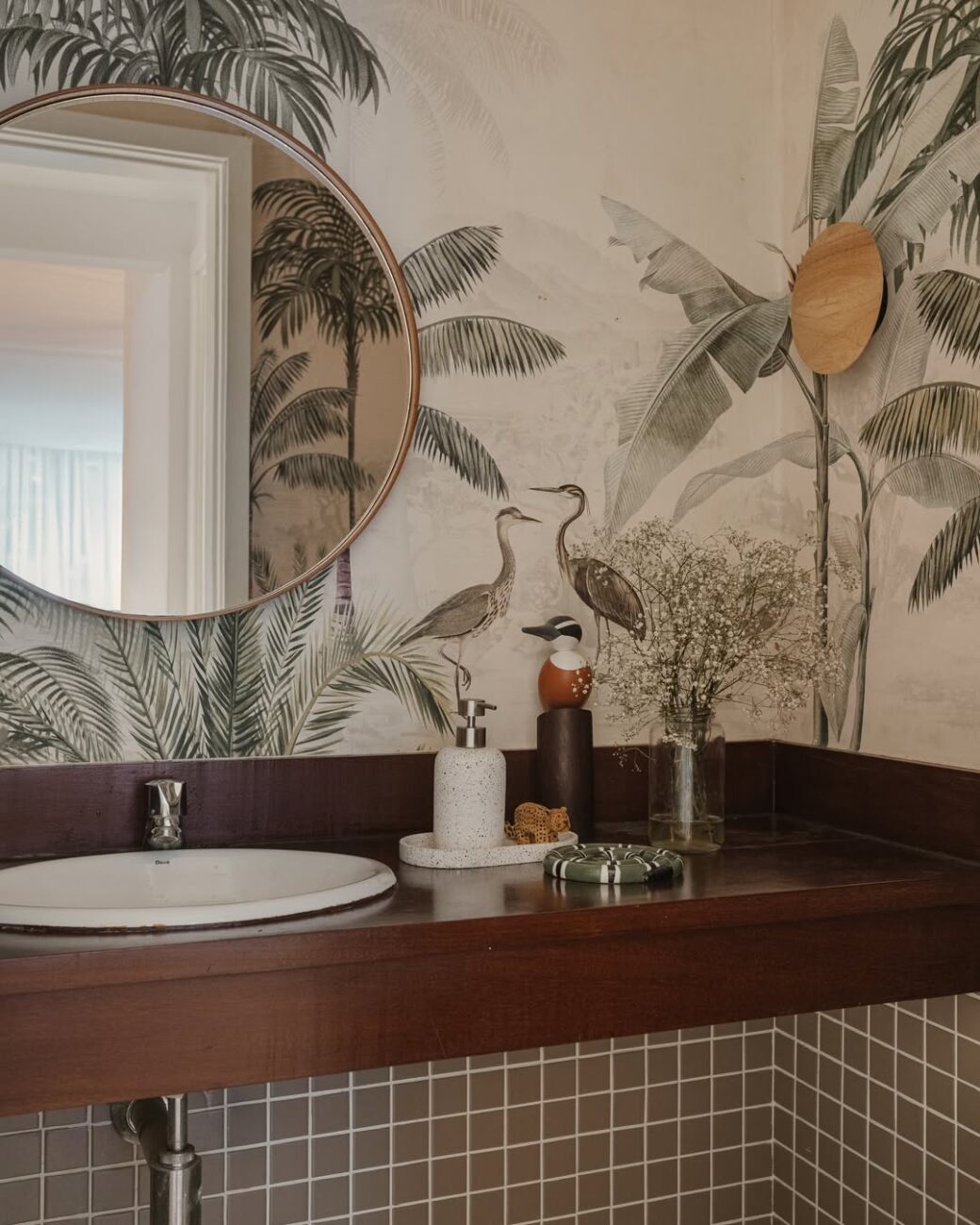 Apartamento no Leblon transforma pilar estrutural em assinatura de decoração após reforma pontual