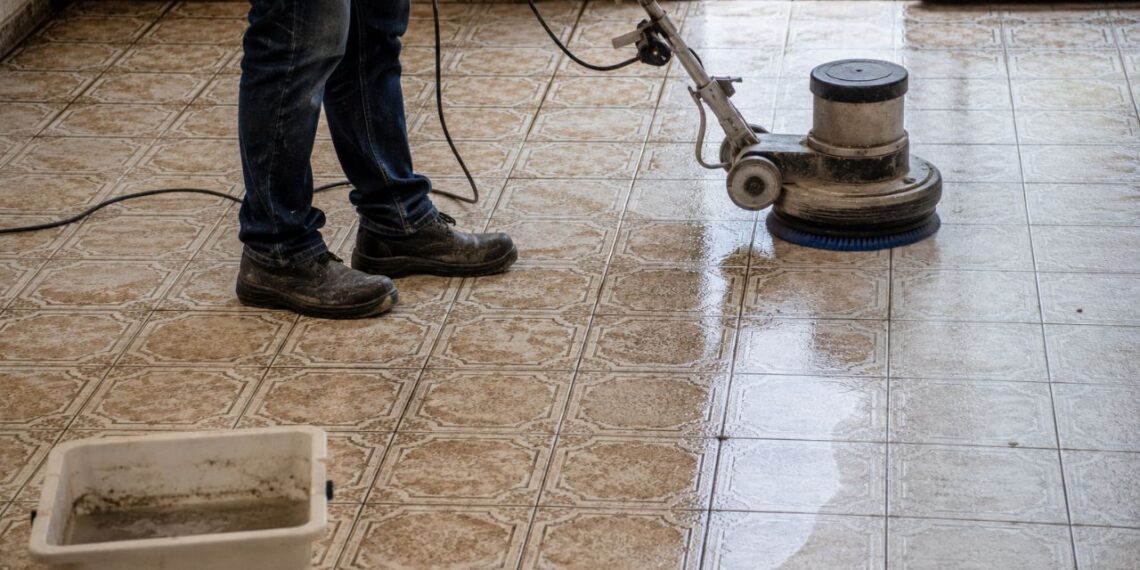 Piso de cerâmica antigo: recuperar sai mais barato que trocar? Veja o cálculo