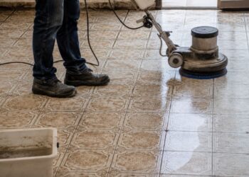Piso de cerâmica antigo: recuperar sai mais barato que trocar? Veja o cálculo