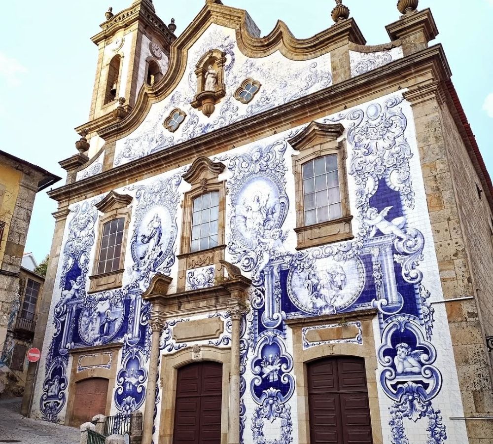 Azulejo português: a jornada de um símbolo colonial que virou tendência na decoração brasileira