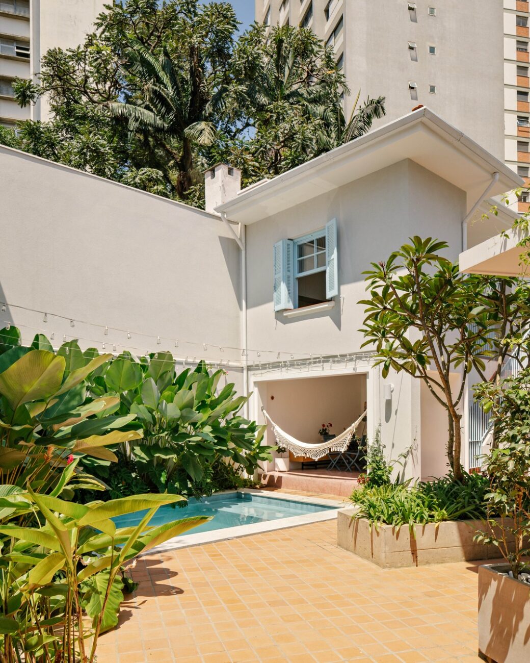 Reforma em casa de vila de Perdizes preserva fachada dos anos 1950 e ganha área externa completa