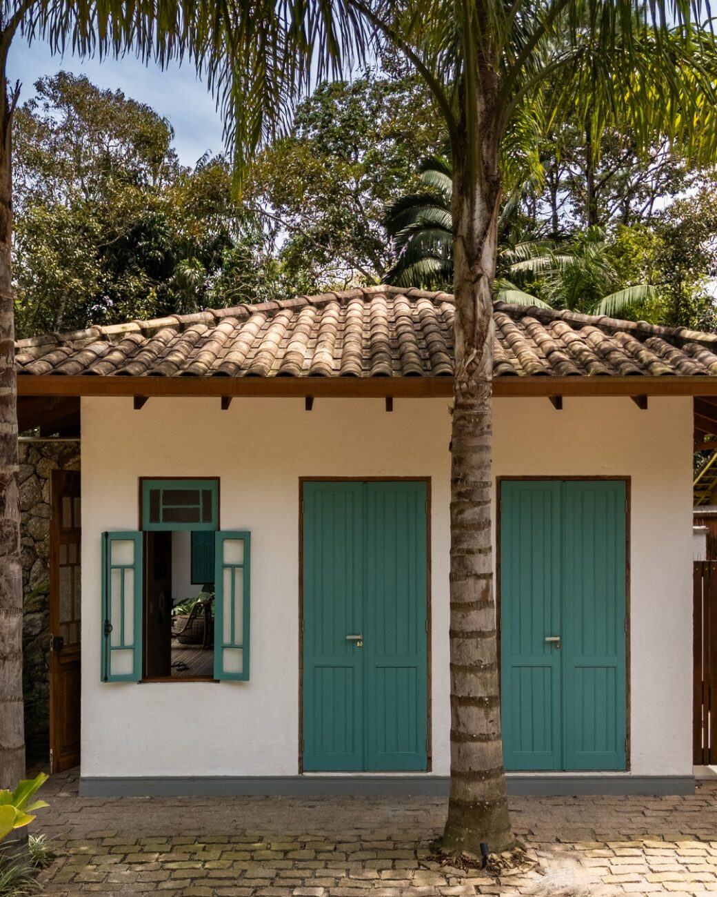 Casa Caiçara: projeto térreo de 180 m² reinterpreta a arquitetura litorânea em Boiçucanga