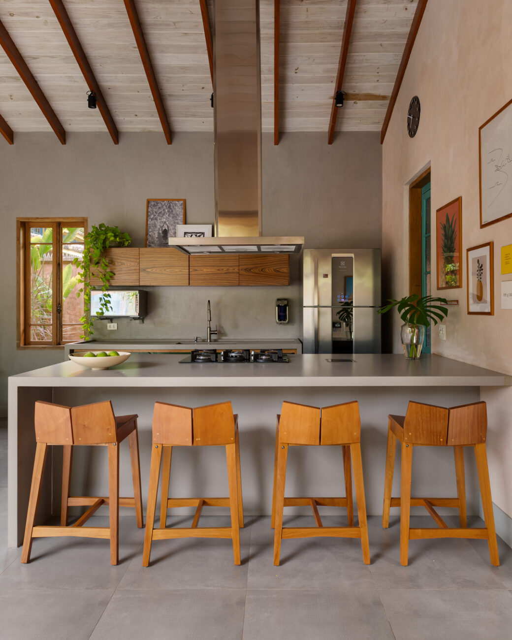 Casa Caiçara: projeto térreo de 180 m² reinterpreta a arquitetura litorânea em Boiçucanga