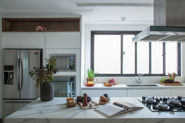 Base neutra não é parede branca: por que o rosa terroso e os neutros afetivos redefinem a arquitetura de interiores