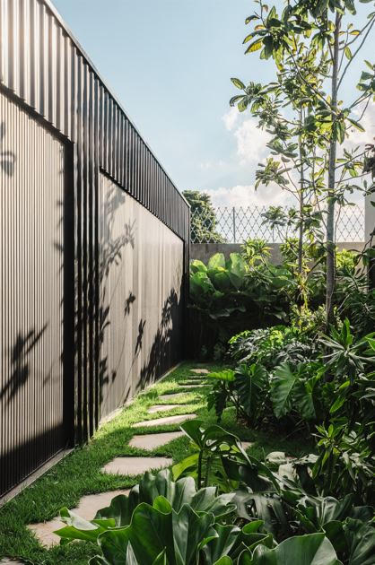 O motivo técnico pelo qual seu jardim precisa de gramado E forração, não apenas um dos dois