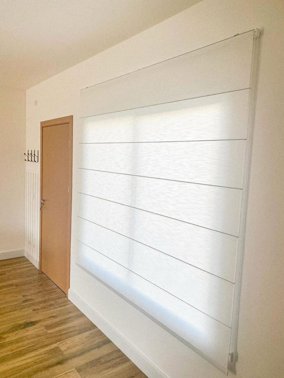 Persiana Romana: guia prático de materiais, aplicações e manutenção para quem busca aconchego na decoração.