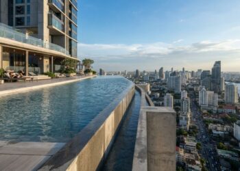 Piscina infinita em cobertura: a engenharia invisível que sustenta o efeito de borda infinita