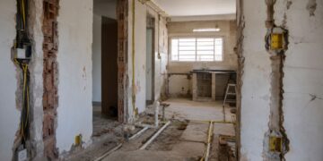 Reformar casa dos anos 1970: os custos, riscos ocultos de engenharia e planejamento elétrico