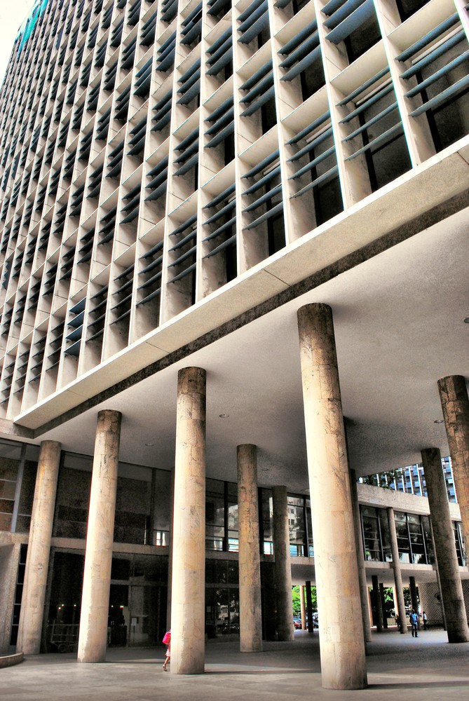 Por que Curitiba tem tantos prédios com pilotis? A herança urbanística que moldou a cidade
