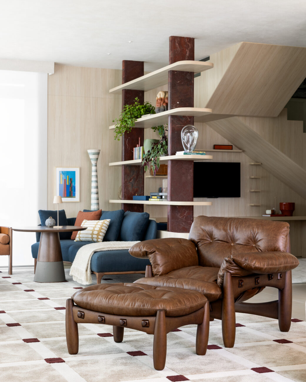Apartamento de 440 m² em Curitiba usa mármore Napoleon Bordeaux para romper a neutralidade